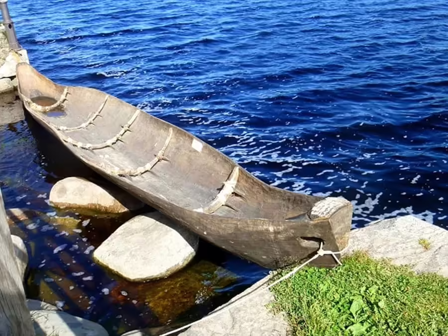 Челнок, выдолбленный из цельного бревна
