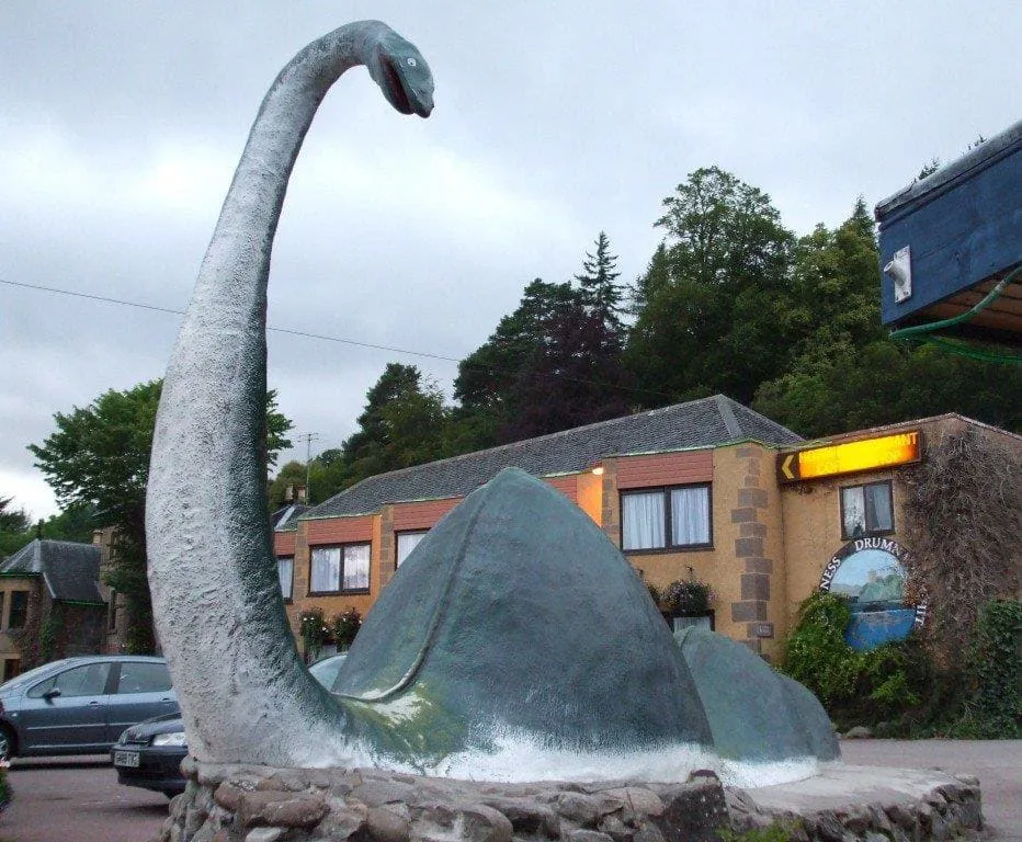 Монумент чудовищу Несси на озере Лох-Несс